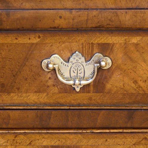 QUEEN ANNE STYLE WALNUT CHEST OF DRAWERS - ADDITIONAL PHOTO 5
