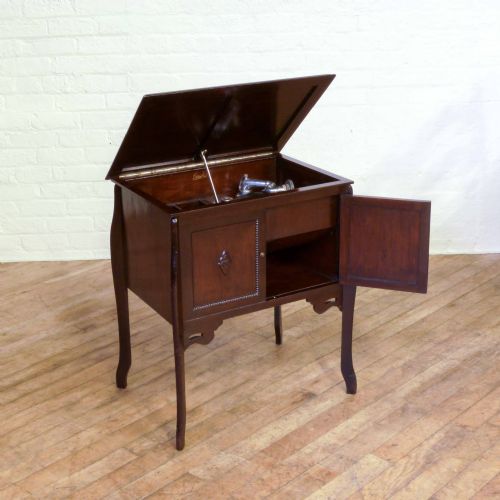 vintage windup gramophone - CATEGORY: ANTIQUE MISCELLANEOUS - DATED 1930