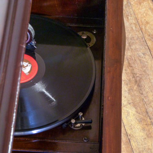 VINTAGE WINDUP GRAMOPHONE - ADDITIONAL PHOTO 11