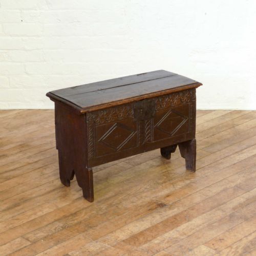 tiny 17th century oak kist - CATEGORY: ANTIQUE CHESTS - DATED BEFORE 1700