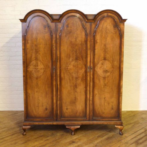 queen anne style walnut wardrobe - CATEGORY: ANTIQUE WARDROBES - DATED 1920