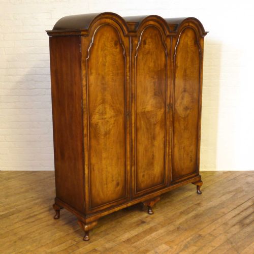 QUEEN ANNE STYLE WALNUT WARDROBE - ADDITIONAL PHOTO 1