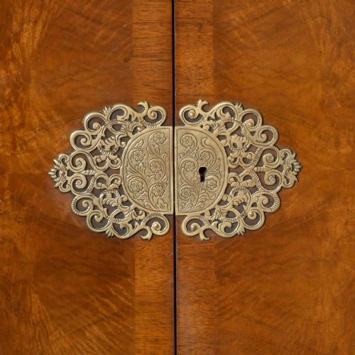 QUEEN ANNE STYLE WALNUT COCKTAIL CABINET - ADDITIONAL PHOTO 2