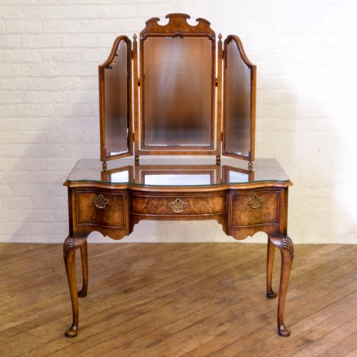 queen anne style walnut dressing table - CATEGORY: ANTIQUE DRESSING TABLES - DATED 1920