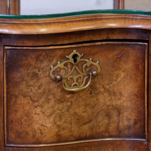 QUEEN ANNE STYLE WALNUT DRESSING TABLE - ADDITIONAL PHOTO 3