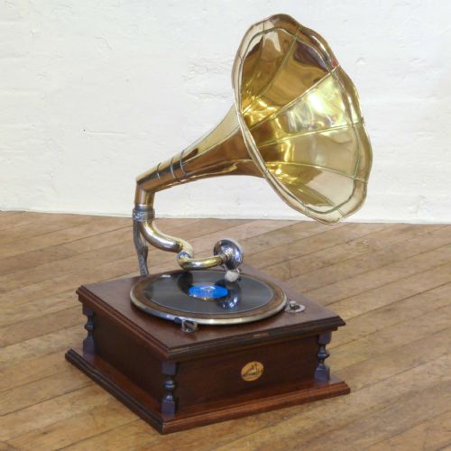windup brass horned gramophone - CATEGORY: ANTIQUE MISCELLANEOUS - DATED 1950