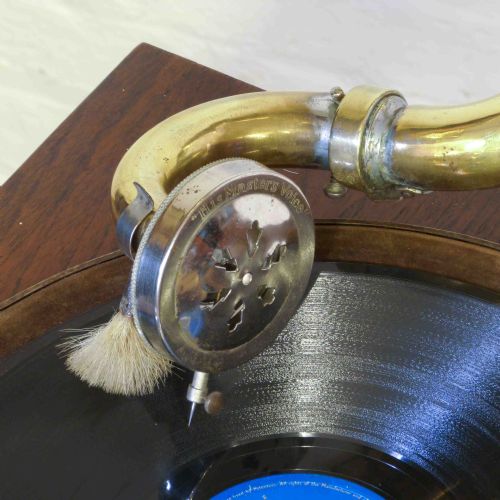 WINDUP BRASS HORNED GRAMOPHONE - ADDITIONAL PHOTO 5