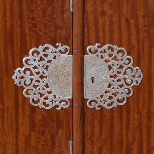 CHIPPENDALE STYLE MAHOGANY CUPBOARD - ADDITIONAL PHOTO 1