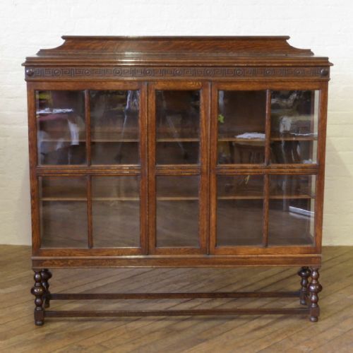 LARGE OAK CABINET - ADDITIONAL PHOTO 1