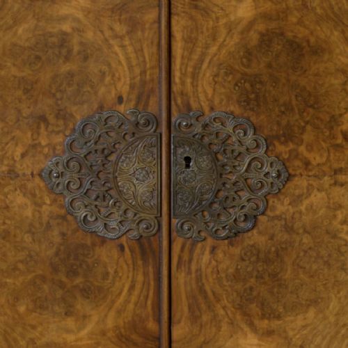 QUEEN ANNE STYLE WALNUT COCKTAIL CABINET - ADDITIONAL PHOTO 9