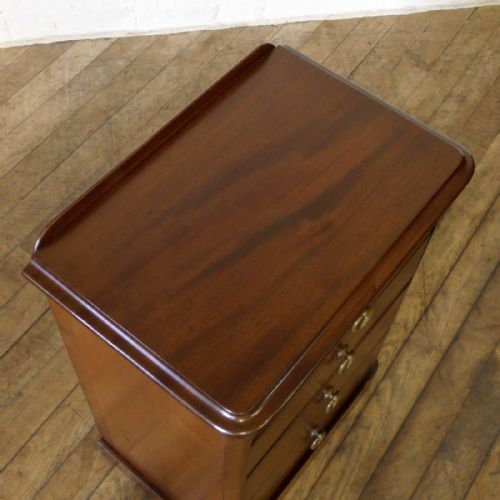 SMALL VICTORIAN MAHOGANY CHEST OF DRAWERS - ADDITIONAL PHOTO 1
