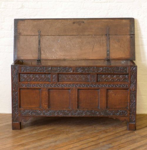 17TH CENTURY OAK COFFER - ADDITIONAL PHOTO 2