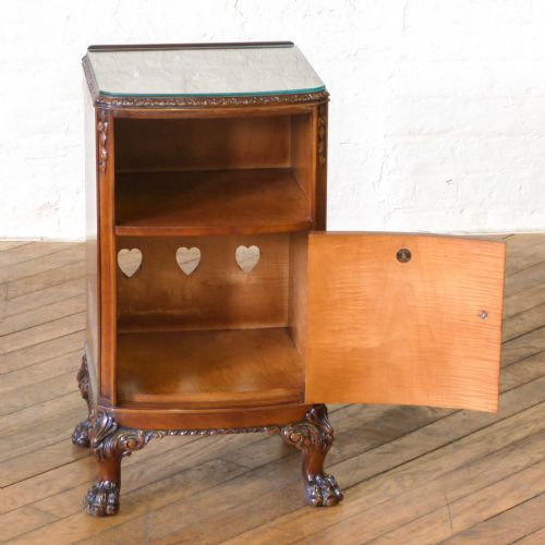 PAIR OF QUEEN ANNE STYLE BEDSIDE CABINETS - ADDITIONAL PHOTO 12