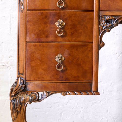QUEEN ANNE STYLE WALNUT DRESSING TABLE - ADDITIONAL PHOTO 7