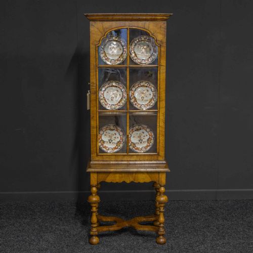 WILLIAM AND MARY STYLE WALNUT DISPLAY CABINET - ADDITIONAL PHOTO 4