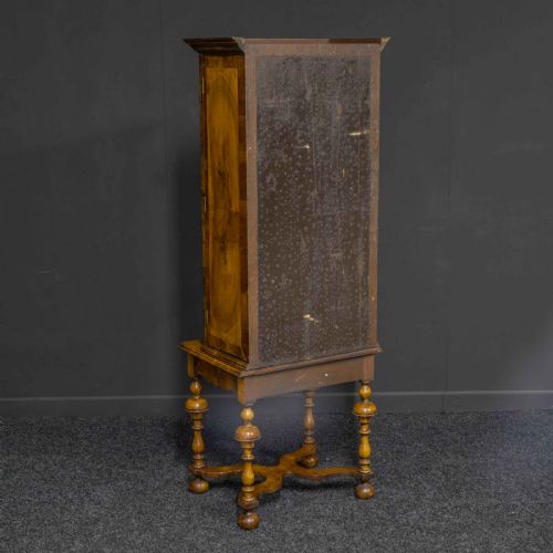 WILLIAM AND MARY STYLE WALNUT DISPLAY CABINET - ADDITIONAL PHOTO 6