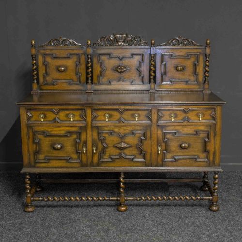 EARLY 20TH CENTURY JACOBEAN STYLE OAK DRESSER - ADDITIONAL PHOTO 3