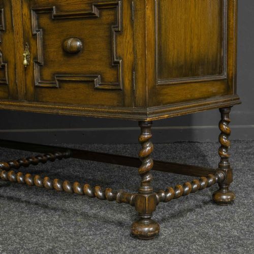 EARLY 20TH CENTURY JACOBEAN STYLE OAK DRESSER - ADDITIONAL PHOTO 6