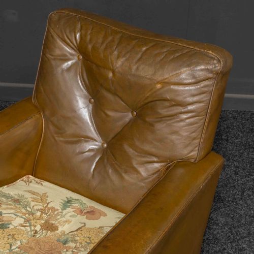 LADIES AND GENTS PAIR OF EARLY 20TH CENTURY LEATHER ARMCHAIRS - ADDITIONAL PHOTO 5