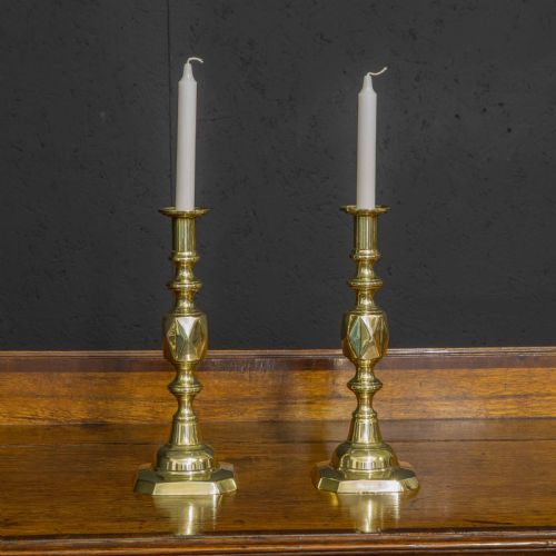 PAIR OF VICTORIAN QUEEN OF DIAMOND BRASS CANDLESTICKS - ADDITIONAL PHOTO 1