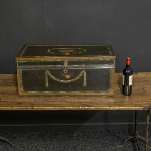 EARLY 19TH CENTURY COACHING TRUNK - ADDITIONAL PHOTO 1