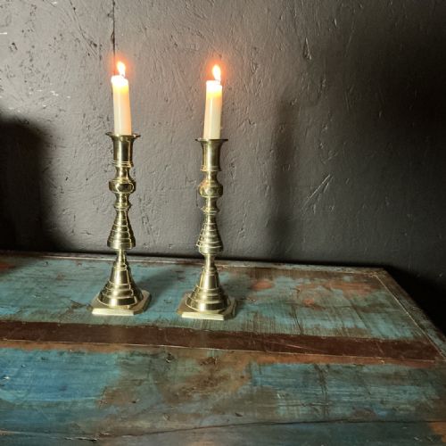 PAIR OF VICTORIAN BRASS CANDLESTICKS - ADDITIONAL PHOTO 3