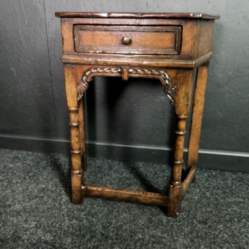 OAK SIDE TABLE