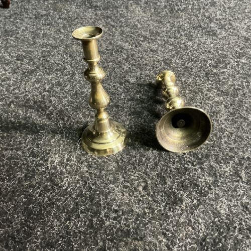 PAIR OF GEORGIAN BRASS CANDLESTICKS - ADDITIONAL PHOTO 1