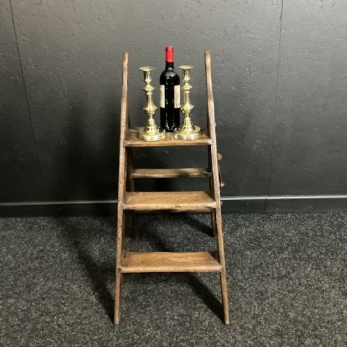 PAIR OF GEORGIAN BRASS CANDLESTICKS - ADDITIONAL PHOTO 1