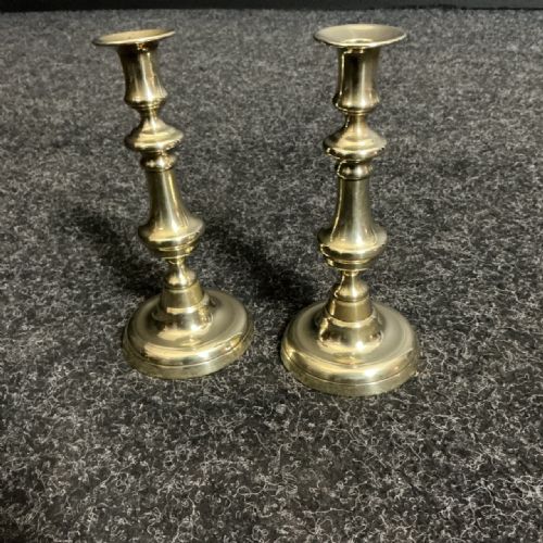 PAIR OF GEORGIAN BRASS CANDLESTICKS - ADDITIONAL PHOTO 2