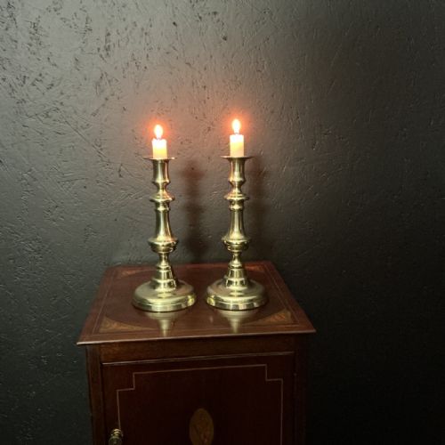 PAIR OF GEORGIAN BRASS CANDLESTICKS - ADDITIONAL PHOTO 4