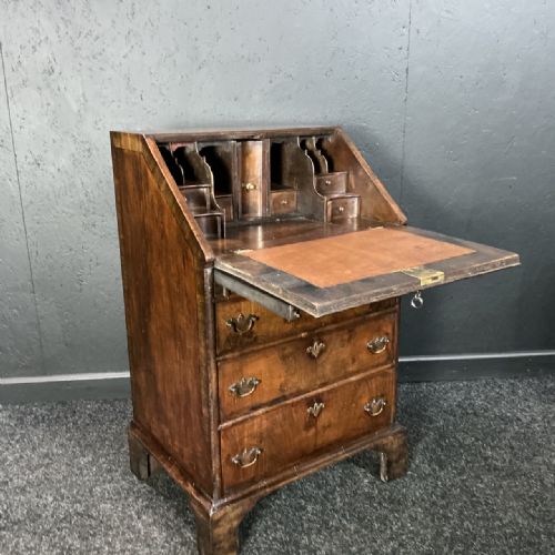 QUEEN ANNE WALNUT BUREAU - ADDITIONAL PHOTO 3