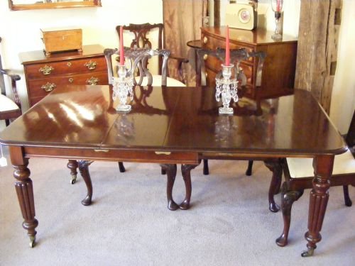 A Victorian Mahogany Extending Dining Table.