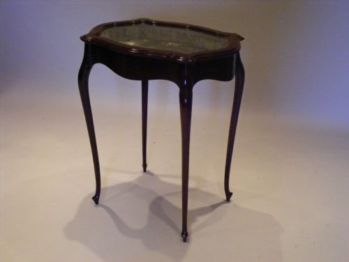A Very Elegant Edwardian Mahogany Bijouterie Table.