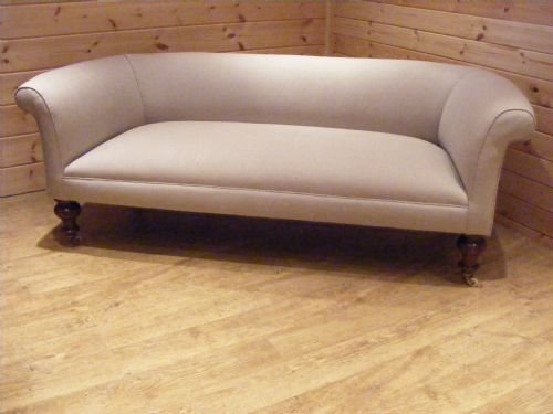 A Victorian Walnut Sofa/chesterfield