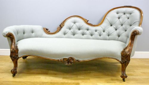 A Victorian Carved Walnut Sofa/chaise Lounge
