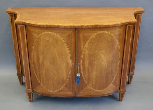 A Fine Hepplewhite Period Serpentine Commode