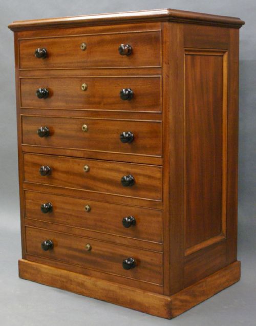 AN UNUSUAL GEORGE III MAHOGANY CHEST OF DRAWERS - ADDITIONAL PHOTO 1