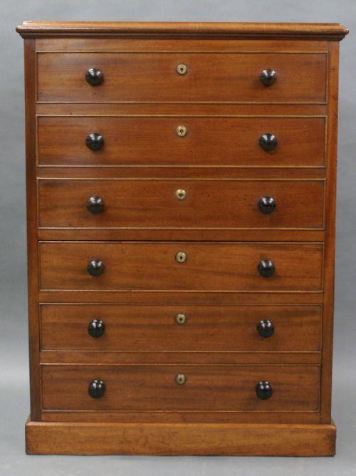 AN UNUSUAL GEORGE III MAHOGANY CHEST OF DRAWERS - ADDITIONAL PHOTO 2
