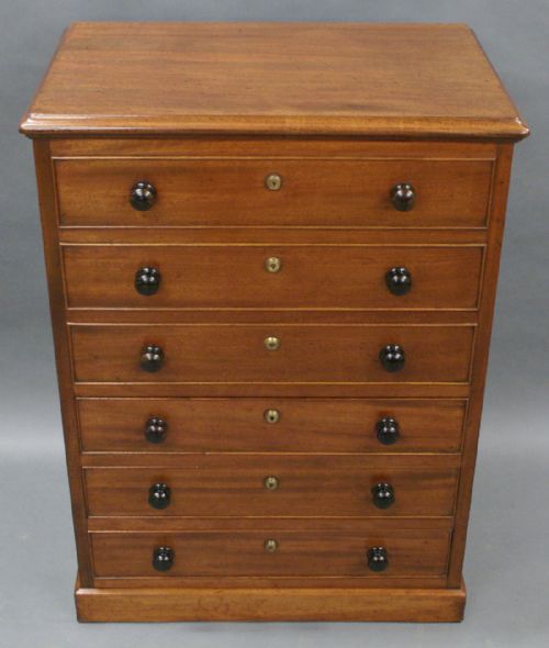 AN UNUSUAL GEORGE III MAHOGANY CHEST OF DRAWERS - ADDITIONAL PHOTO 3