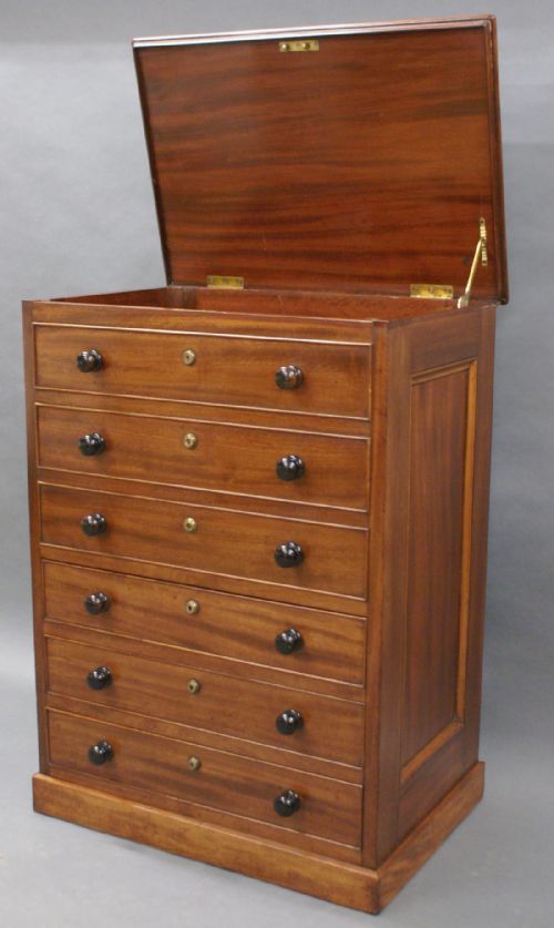 AN UNUSUAL GEORGE III MAHOGANY CHEST OF DRAWERS - ADDITIONAL PHOTO 4