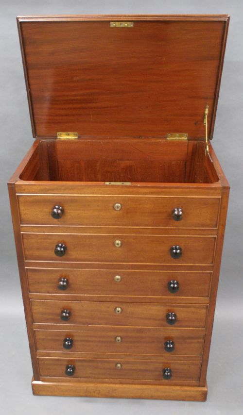 AN UNUSUAL GEORGE III MAHOGANY CHEST OF DRAWERS - ADDITIONAL PHOTO 5
