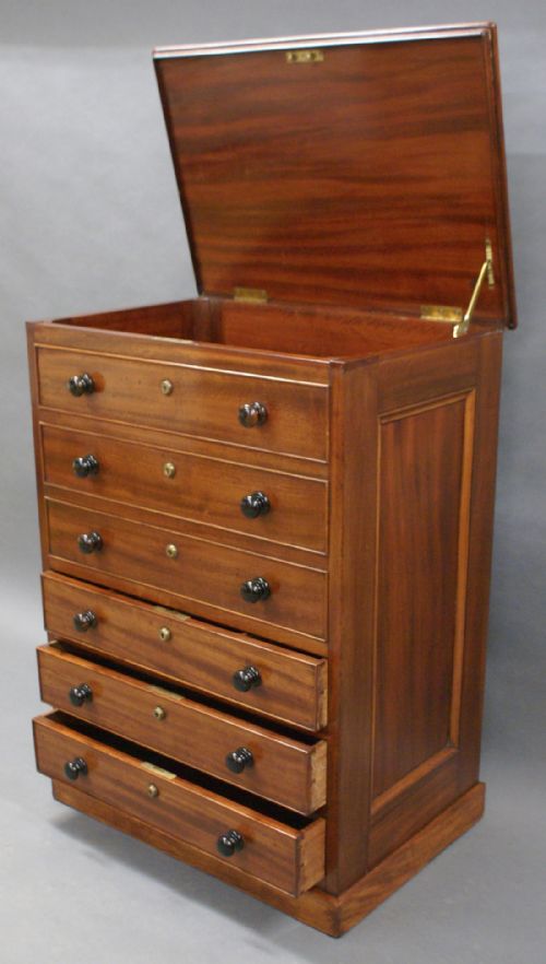 AN UNUSUAL GEORGE III MAHOGANY CHEST OF DRAWERS - ADDITIONAL PHOTO 6