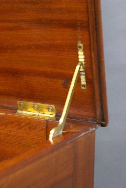 AN UNUSUAL GEORGE III MAHOGANY CHEST OF DRAWERS - ADDITIONAL PHOTO 7