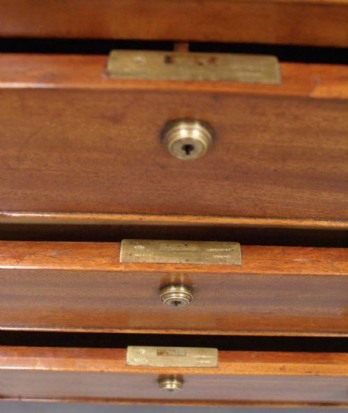 AN UNUSUAL GEORGE III MAHOGANY CHEST OF DRAWERS - ADDITIONAL PHOTO 8