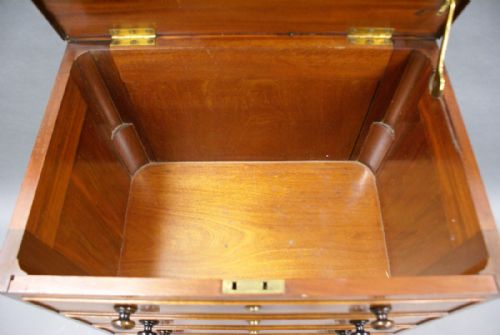 AN UNUSUAL GEORGE III MAHOGANY CHEST OF DRAWERS - ADDITIONAL PHOTO 10