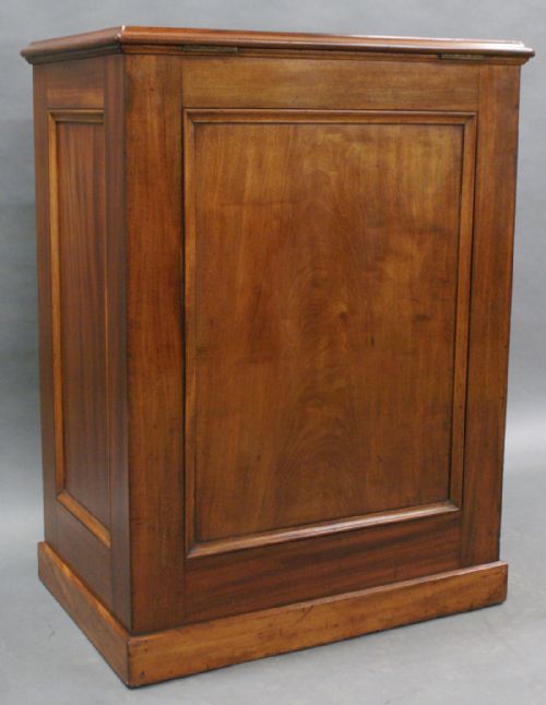 AN UNUSUAL GEORGE III MAHOGANY CHEST OF DRAWERS - ADDITIONAL PHOTO 11