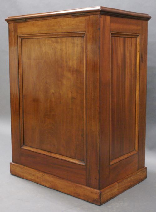 AN UNUSUAL GEORGE III MAHOGANY CHEST OF DRAWERS - ADDITIONAL PHOTO 12