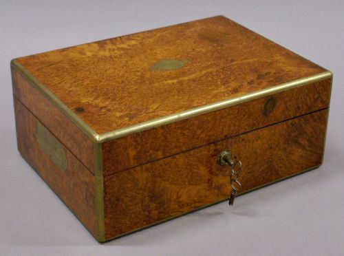 A SUPERB AMBOYNA DRESSING BOX - ADDITIONAL PHOTO 2