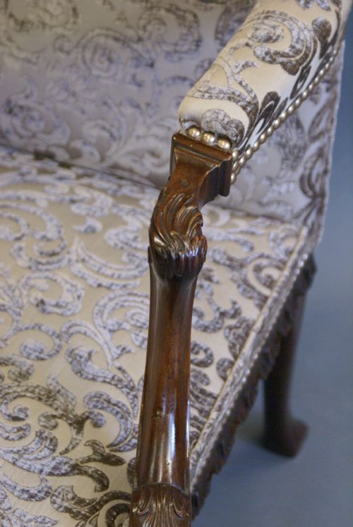 A GEORGE II STYLE MAHOGANY GAINSBOROUGHLIBRARY ARM CHAIR - ADDITIONAL PHOTO 3